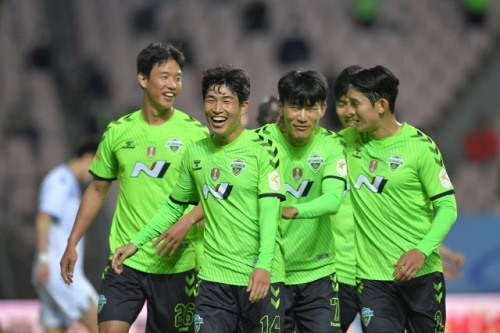 전북의 이승기(14번)가 지난 11일 인천전에서 득점을 터트린 뒤 동료들과 함께 기뻐하고 있다. [사진=전북현대]