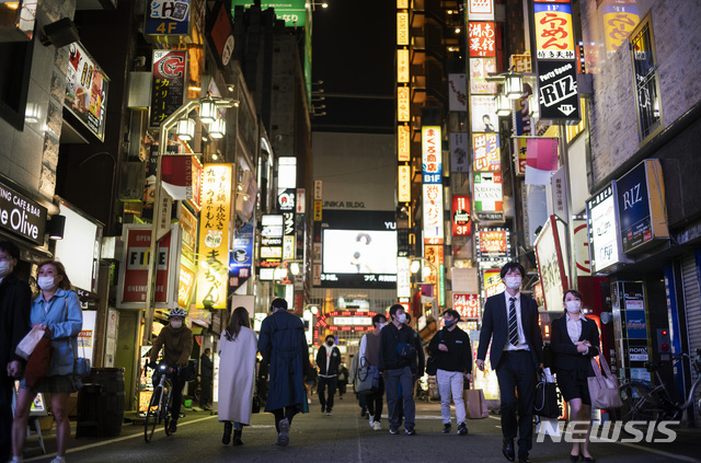 [도쿄=AP/뉴시스]지난 9일 일본 도쿄 환락가 신주쿠에서 9일 술집과 식당을 찾아가는 시민들이 코로나19 예방을 위해 마스크를 착용한 채 바쁘게 움직이고 있다. 2021.04.16.