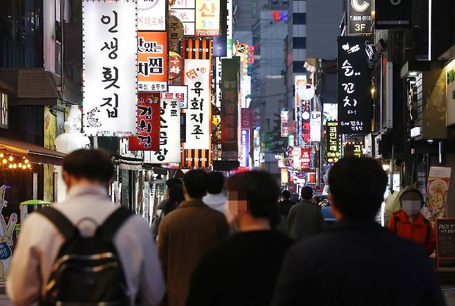 시민들이 서울 종로구 종각젊음의거리를 걷는 모습. 연합뉴스