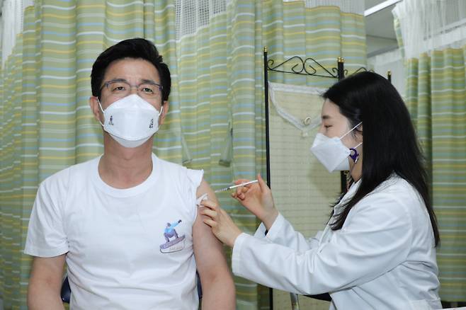 허태정 대전시장이 16일 서구보건소에서 코로나19 백신 아스트라제네카 1차 예방접종을 완료했다. 대전시 제공