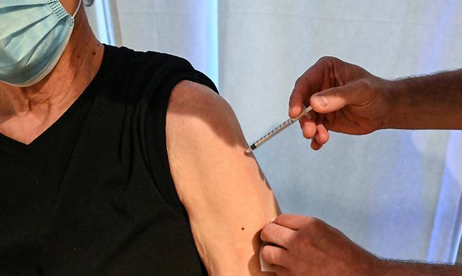 15일(현지시간) 프랑스 몽펠리에의 한 병원에서 시민이 신종 코로나바이러스 감염증(코로나19) 백신을 접종하고 있다. 몽펠리에=AFP연합뉴스