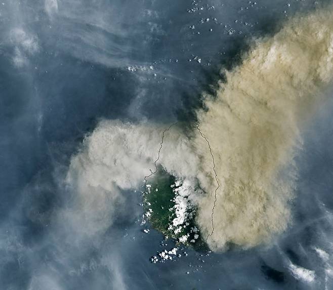 NASA 위성이 촬영한 화산 폭발 후의 모습