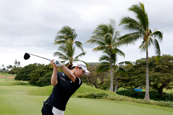 유소연이 16일 하와이에서 열린 미여자프로골프(LPGA) 투어 롯데챔피언십 2라운드 4번홀에서 야자수가 줄지어 선 페어웨이를 향해 티샷하고 있다. [AFP 연합뉴스]