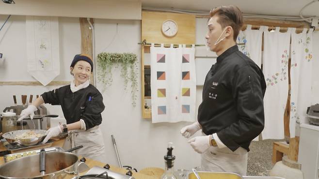 배우 정유미, 박서준 /사진제공=tvN