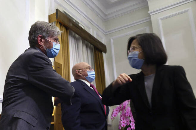 지난 14일 바이든 대통령 측근으로 꾸려진 대만 파견단 제임스 스타인버그가 차이잉원 대만 총리와 팔꿈치 인사를 하고 있다 (사진=AFP)
