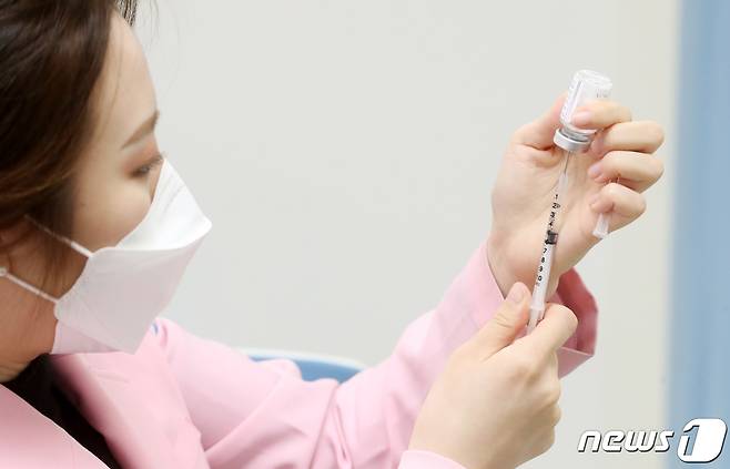 2일 오전 서울 마포구보건소에서 의료진이 아스트라제네카 코로나19 백신을 주사기에 분주하고 있다. 2021.4.2/뉴스1 © News1 신웅수 기자