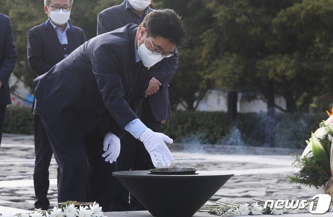 우원식 더불어민주당 당대표 후보가 16일 오후 경남 김해시 봉하마을 노무현 전 대통령 묘역을 찾아 참배하고 있다. 2021.4.16/뉴스1 © News1 여주연 기자