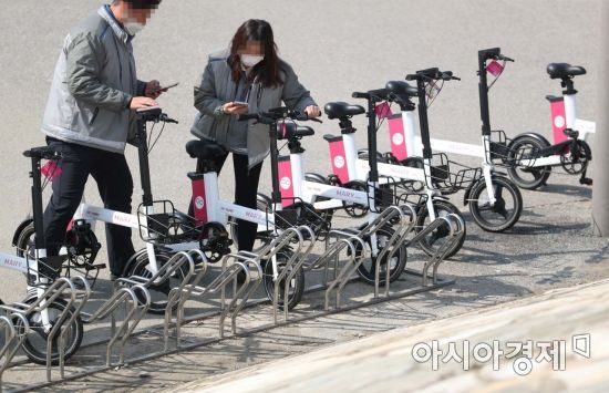 절기 경칩인 5일 서울 반포한강공원에서 시민들이 공유자전거를 빌리고 있다. /문호남 기자 munonam@