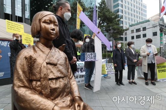 일본군 위안부 피해자 지원단체 네트워크가 12일 서울 종로구 옛 일본대사관 앞 평화로에서 '4월 21일, 일본국 상대 손해배상청구소송 정의로운 판결을 요구하는 기자회견'을 열고 있다. /문호남 기자 munonam@