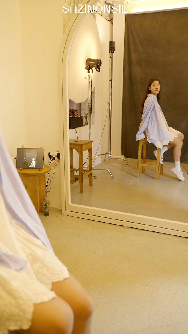 고객이 셀프 사진관 '사진온실'에서 사진 촬영을 하고 있는 모습. /사진온실 제공