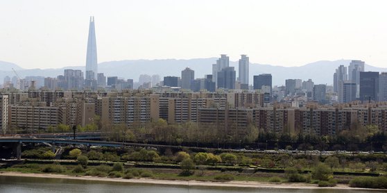 서울 용산구 한남동 유엔빌리지 인근에서 바라본 압구정동 현대아파트 일대의 모습. 연합뉴스