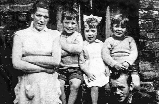 1960년대 중반 북아일랜드 여성 진 맥콘빌과 아이들. 그녀는 72년 납치된 후 숨진 채 발견됐다. 오른쪽 아래는 남편 아서. [사진 꾸리에]