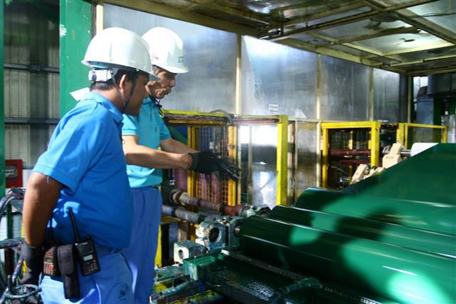 미얀마 최초의 컬러강판 공장인 '미얀마포스코강판' 직원들이 강판 생산 작업을 지켜보고 있다. 포스코 제공