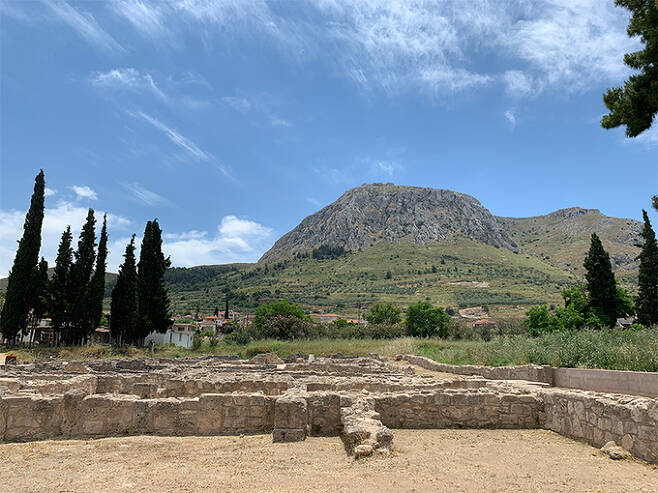 아크로코린트, 시시포스가 바위를 밀어 올렸다는 산으로 코린트 유적 위로 우뚝 솟아 있다.