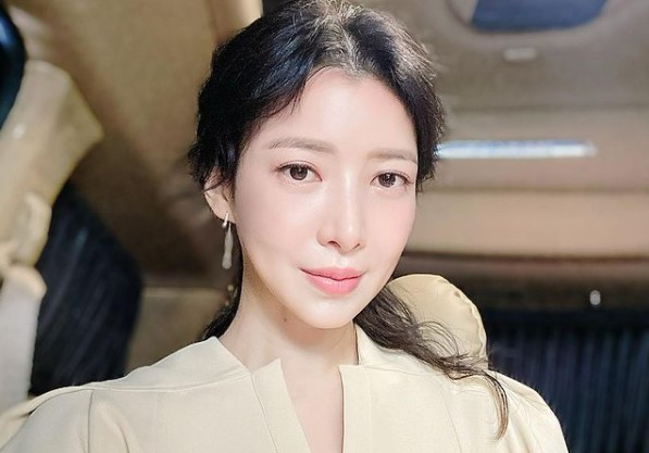 Actor Yoon Se-ah captivated Eye-catching by revealing her alluring current statusOn the 17th Instagram, Yoon Se-ah posted a picture with the article Healthy ...! Seahs April.The photo shows the image of Yoon Se-ah staring at the camera.Yoon Se-ah, who reveals the doll visuals and the eyes of the doll, is gathering eye-catching with its alluring self-luminous beautiful look and elegant atmosphere.Beautiful looks in admiration while you cant believe youre in your 40s.Meanwhile, Yoon Se-ah will find fans through JTBC drama Snowdrop.