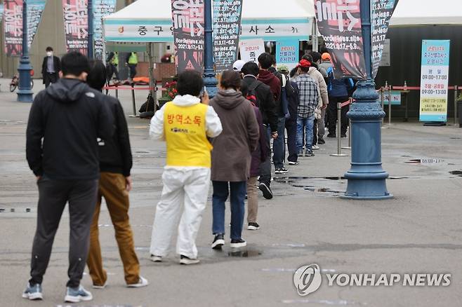 신규확진 사흘째 600명대 (서울=연합뉴스) 임화영 기자 = 신종 코로나바이러스 감염증(코로나19) 신규 확진자가 658명 발생한 17일 오전 서울역광장에 마련된 임시선별진료소에서 시민들이 줄을 서 있다. 2021.4.17 hwayoung7@yna.co.kr