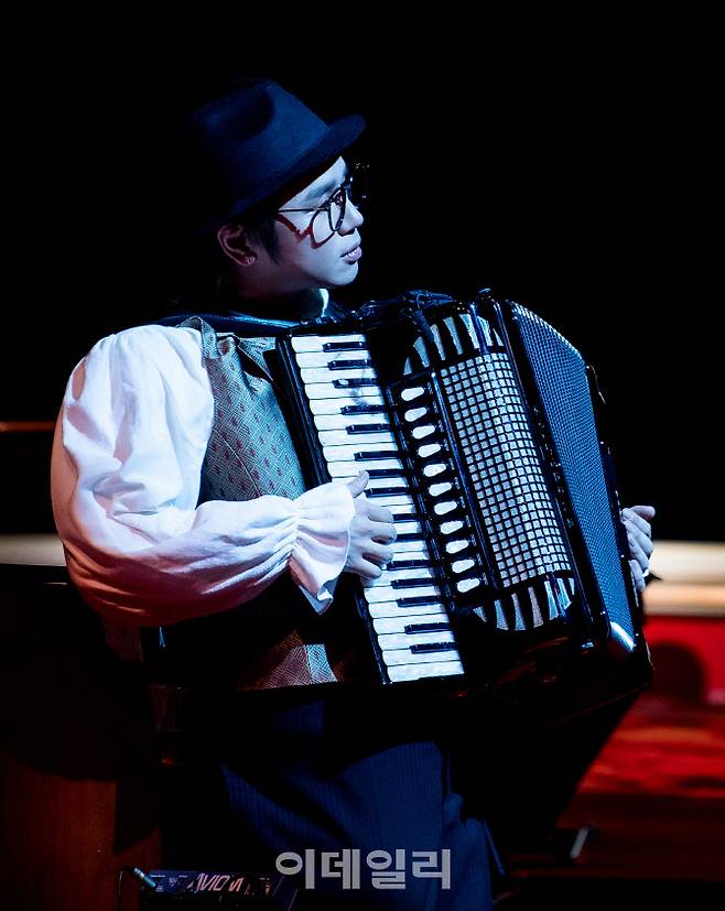 뮤지컬 ‘그레이트 코멧’에서 피에르 역의 케이윌이 아코디언을 연주하고 있다(사진=쇼노트)