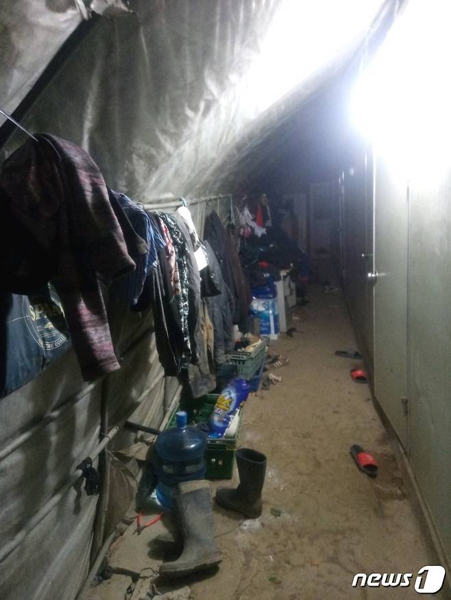 경기 북부의 한 농장 이주노동자 기숙사 모습.(포천이주노동자센터 대표 김달성 목사 제공)© 뉴스1