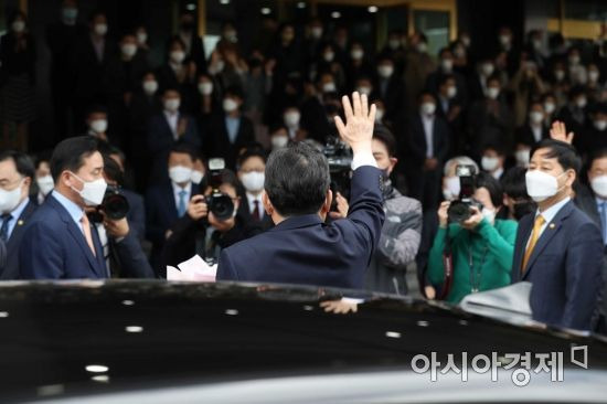 이임식을 마친 정세균 국무총리가 16일 정부서울청사를 떠나며 손을 흔들고 있다. /문호남 기자 munonam@