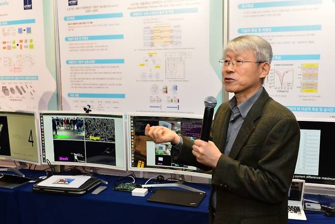 한국과학기술연구원(KIST)에서 열린 과학기자세미나에서 최기영 장관이 뉴로모픽 칩에 대해 설명하는 모습이다. 최기영 장관은 반도체 분야 석학으로 최근에는 뉴로모픽 칩 등 AI 반도체 연구개발에 주력해왔다. KIST 제공