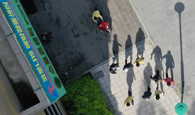 광주 전체 자치구로 화이자 코로나19 백신 접종이 확대 시행된 지난 15일 오전 광주 북구 예방접종센터로 75세 이상 노인들이 북구청 공무원과 자원봉사자들의 도움을 받아 느린 발걸음으로 이동하고 있다. |연합뉴스