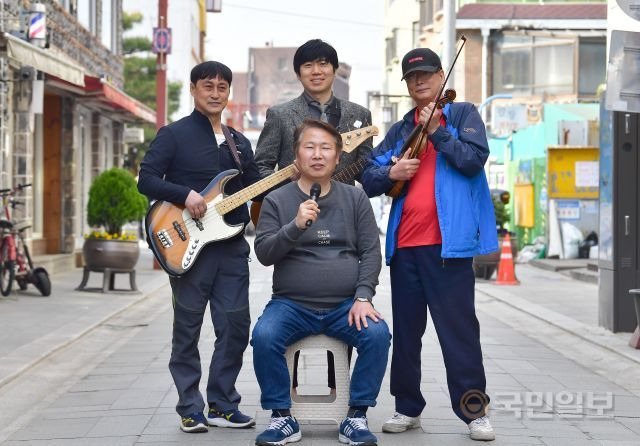 연습실이 있는 경기도 수원의 '행궁동 공방거리' 앞에서 만난 '콩나물밴드' 멤버들. 최현규 기자