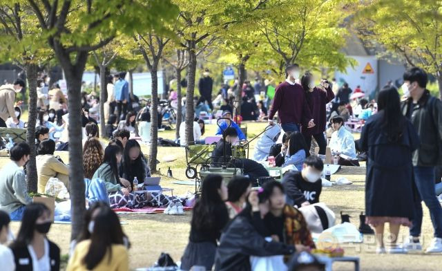 18일 서울 여의도 한강공원이 나들이 온 시민들로 가득 차 있다.