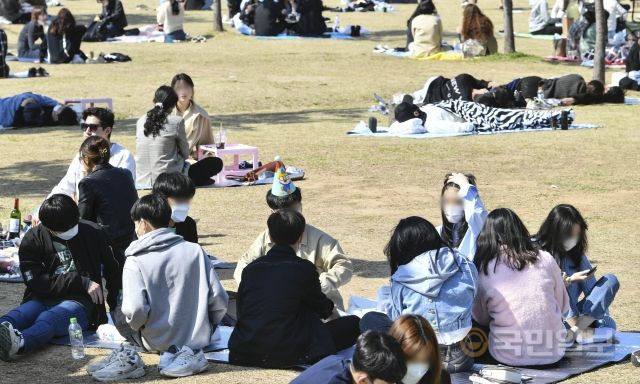 18일 서울 여의도 한강공원에서 학생들이 5인 이상 모임금지를 지키지 않은 채 나들이를 즐기고 있다.