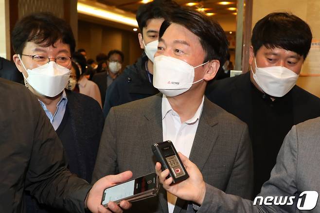 안철수 국민의당 대표가 16일 오후 대구 수성구 그랜드호텔에서 열린 대구시당 당원간담회를 마친 뒤 취재진의 질문에 답하고 있다. /사진=뉴스1