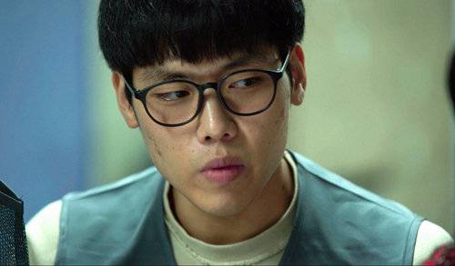 ‘좋좋소’ 주인공 조충범. 대학에서 영어를 전공했지만 토익 점수는 500점이고, 취업 전 경력은 골프장 아르바이트가 전부다. 취업시장에서 고전을 겪다 얼떨결에 ‘정승네트워크’에 입사한다. [왓챠 제공]