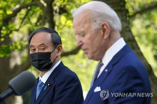 공동 기자회견하는 바이든과 스가 (워싱턴 AFP=연합뉴스) 현지시간 16일 오후 미국 백악관에서 조 바이든(오른쪽) 미국 대통령과 스가 요시히데(菅義偉) 일본 총리가 공동기자회견을 하고 있다. 2021.4.18