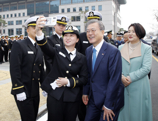 문재인 대통령이 2019년 3월 5일 오후 경남 창원시 진해구 해군사관학교에서 열린 제73기 졸업 및 임관식이 끝난 뒤 졸업생도들과 함께 기념촬영을 하고 있다.(사진=연합뉴스)