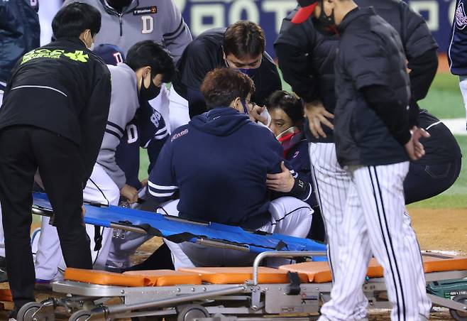 16일 잠실구장에서 열린 2021 KBO 프로야구 두산 베어스와 LG 트윈스의 경기. 8회초 1사 두산 박세혁이 LG 김대유의 투구에 얼굴을 맞고 쓰러진 뒤 응급조치를 받고 있다. 사진=연합뉴스