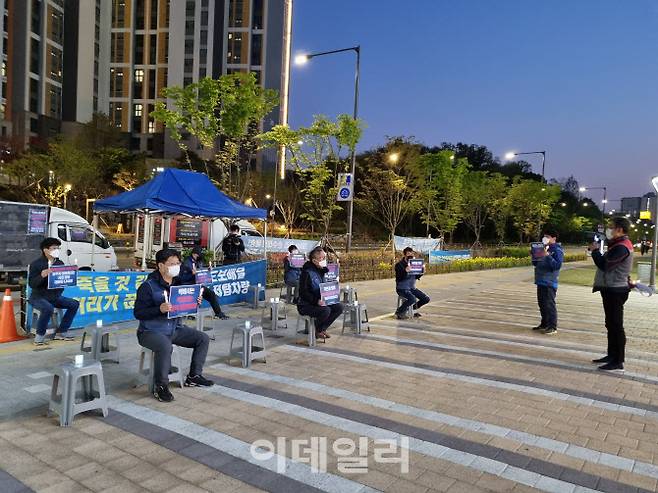 전국택배노조가 19일 서울 강동구 한 아파트 앞에서 촛불집회를 진행하고 있다.(사진=김민표 기자)