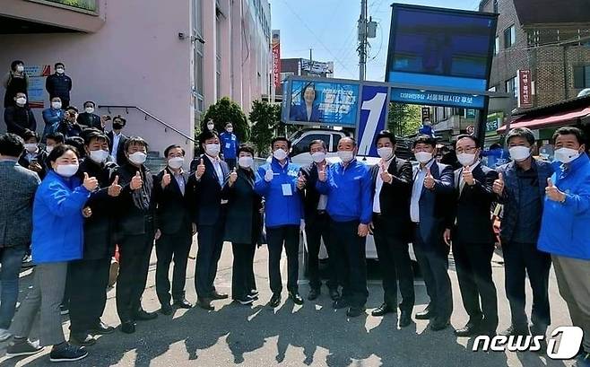 윤재갑 더불어민주당 의원(전남 해남·완도·진도)이 6일 박영선 서울시장 후보 지원을 위해 완도지역 지방의원들과 서울 유세장을 방문한 모습. © News1