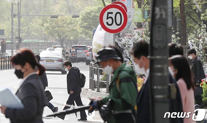 17일부터 고속도로나 자동차전용도로가 아닌 일반 도로에서 시속 50km를 초과해 운전을 하다 적발되면 과태료가 부과된다. 행정안전부와 국토교통부, 경찰청은 도시 일반도로의 제한속도를 시속 50km로 낮추는 '안전속도 5030' 정책이 전국으로 전면 시행된다고 지난 15일 밝혔다. 16일 서울 중구 을지로1가 사거리에 시속 50km 이하 주행을 알리는 속도 제한 표지판이 설치돼 있다. 2021.4.16/뉴스1 © News1 민경석 기자