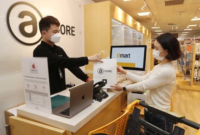 이마트와 19일 애플코리아 상품을 SSG닷컴에서 구매하고 이마트에서 픽업하는 '애플 옴니 서비스'를 론칭한다고 밝혔다. /이마트 제공