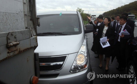 지난 2015년 '캄보디아 만삭 아내 살해 사건' 현장을 검증하고 있는 모습. [이미지출처=연합뉴스]