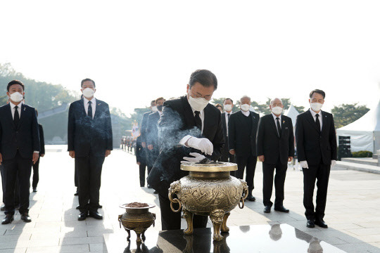 문재인 대통령이 19일 강북구 수유동 국립 4·19 민주 묘지 기념탑을 방문해 희생자를 추모하고 있다. 청와대 제공.