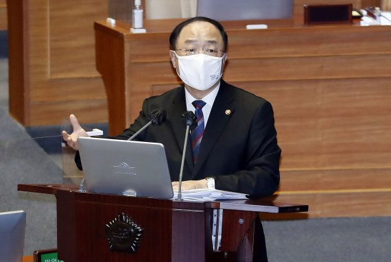 홍남기 국무총리 직무대행이 19일 서울 여의도 국회 본회의장에서 열린 제386회 국회(임시회) 정치·외교·통일·안보 분야 대정부질문에 출석해 국민의힘 정진석 의원 질의에 답변하고 있다. /사진=뉴스1