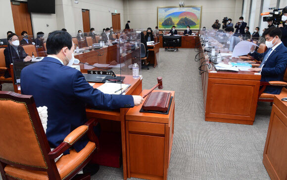 지난 14일 서울 여의도 국회에서 열린 이해충돌방지법안 관련 정무위원회 법안심사 제2소위원회에서 성일종 소위원장이 의사봉을 두드리고 있다. 연합뉴스