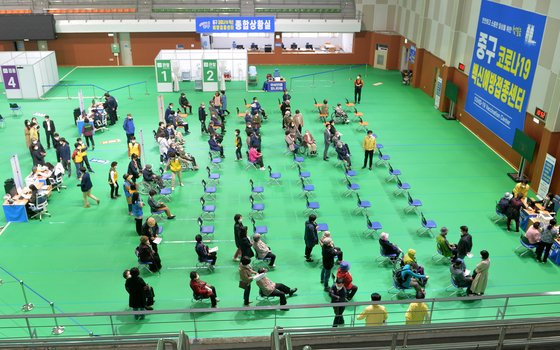 신종 코로나바이러스 감염증(코로나19) 확산 비상이 걸린 15일 대전 중구 코로나19 백신 예방접종센터에서 화이자 백신을 접종받은 어르신들이 이상반응 관찰을 위해 잠시 대기하고 있다. 프리랜서 김성태