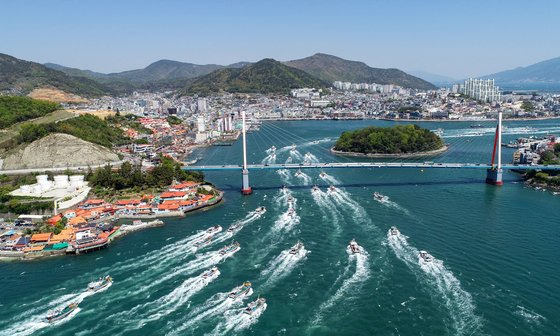 19일 오전 전남 여수시 돌산대교 앞 바다에서 어민들이 일본 원전 오염수 해양 방출 결정을 규탄하며 해상 시위를 하고 있다. 연합뉴스