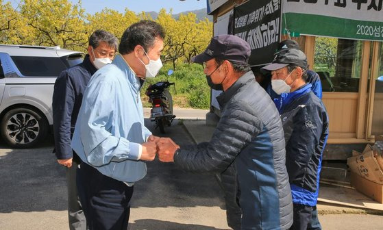 이낙연 전 민주당 대표가 18일 지난해 8월 홍수 피해를 입은 이 곳을 전남 구례 양정마을을 찾아 주민들과 만났다. 이 전 대표는 ″임시주거에 사시는 주민이 많다″며 대책을 촉구했다. 페이스북 캡처