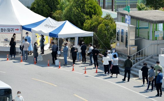 신종 코로나바이러스 감염증(코로나19)이 확산하고 있는 가운데 19일 대전 한밭체육관 앞 코로나19 선별진료소를 찾은 시민들이 검사를 받기위해 차례를 기다리고 있다.김성태 기자