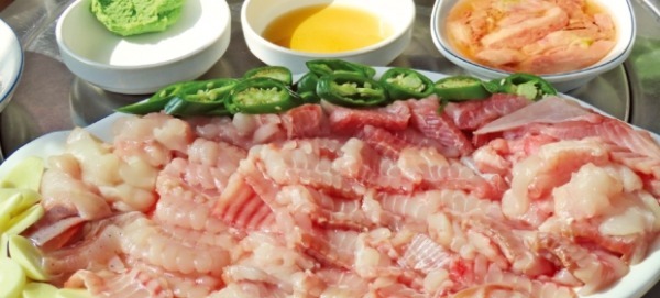찰지고 고소한 풍미가 일품인 대청도산 생홍어. 대청도는 전국에서 홍어가 가장 많이 잡히는 인천의 대표적인 홍어 어장이다.