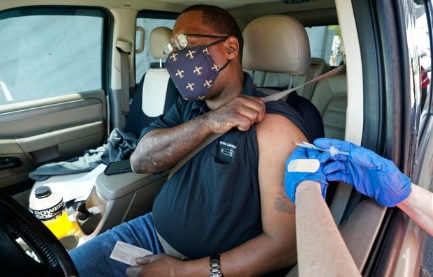 뉴올리언스 외곽 루이지애나주 메타리의 '드라이브 스루' 코로나19 백신 접종소에서 주민이 백신을 맞고 있다. /사진=AP