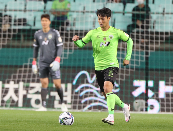 Paik Seung-ho, right, appears for the first time in a Jeonbuk Hyundai Motors jersey in a match against Incheon United at Jeonju World Cup Stadium on Sunday. [YONHAP]