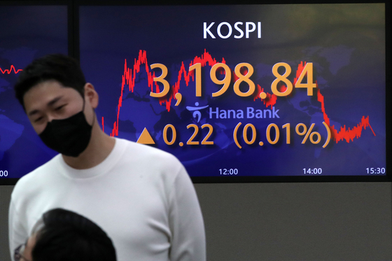 A screen in Hana Bank's trading room in central Seoul shows the Kospi closing at 3,198.84 points on Monday, up 0.22 points, or 0.01 percent from the previous trading day. [NEWS1]