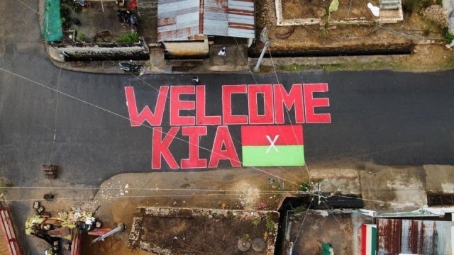 카친독립군(KIA)을 환영하는 도로 위의 대형 문구. 이라와디 캡처